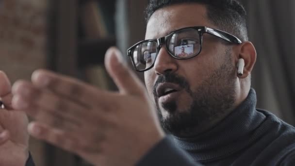 Nahaufnahme Eines Geschäftsmannes Aus Dem Mittleren Osten Mit Brille Und — Stockvideo
