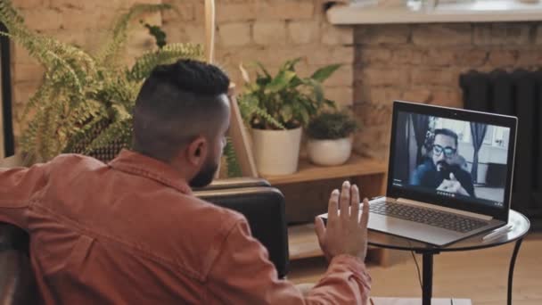 Hombre Sentado Sofá Discutir Proyecto Negocios Con Colega Videollamada Ordenador — Vídeo de stock