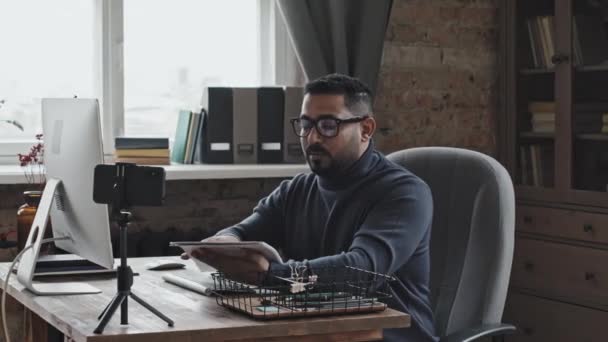 Tuteur Masculin Moyen Orient Assis Bureau Maison Expliquant Texte Dans — Video