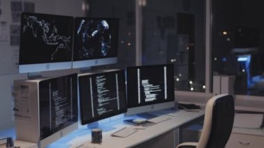 Bilgisayar kodu PC 'de çalışırken programın içine girmek, geceleri boş ofisteki beş monitör.