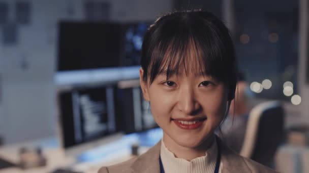 Close Jovem Mulher Asiática Vestida Formalmente Escritório Corporativo Noite Sorrindo — Vídeo de Stock
