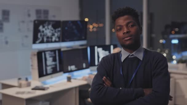 Cintura Joven Negro Gerente Cruzando Brazos Pecho Oficina Corporativa Por — Vídeos de Stock