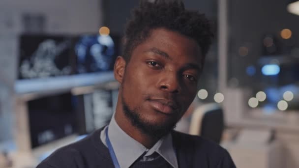 Primer Plano Del Joven Especialista Negro Pie Oficina Corporativa Por — Vídeo de stock