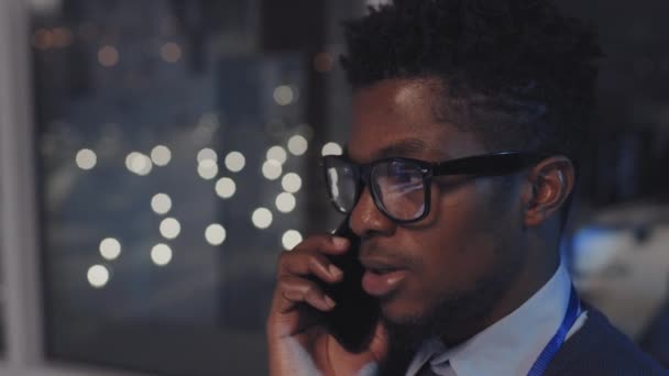 Close Van Jonge Zwarte Man Met Een Bril Voorgrond Van — Stockvideo
