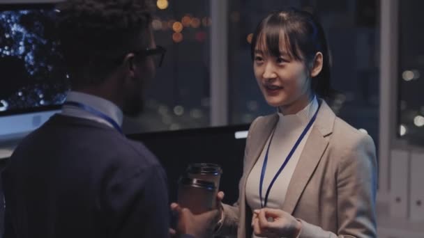Přes Rameno Mladý Černoch Veselá Asijská Žena Stojí Popředí Více — Stock video