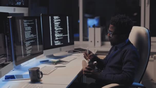 Médium Latéral Jeune Programmeur Noir Assis Bureau Dans Bureau Entreprise — Video