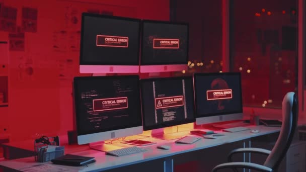 夜间在办公室桌上的多个电脑屏幕上显示的重要错误警告信息的缩放 红灯闪 — 图库视频影像