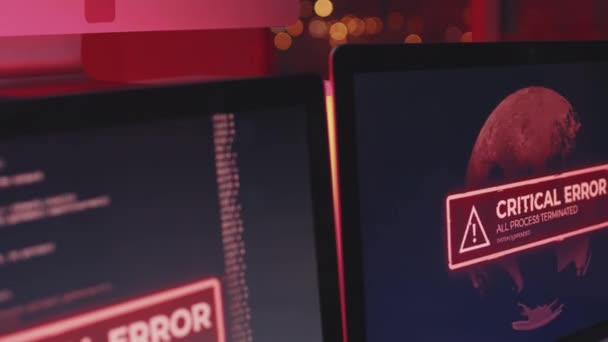 Ofisteki Bilgisayar Ekranında Karanlıkta Kırmızı Işıkta Yanıp Sönen Kritik Hata — Stok video