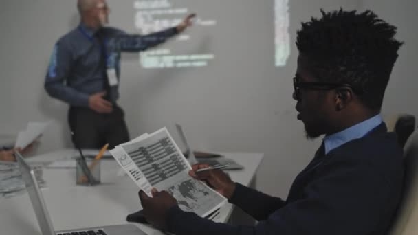 Погляд Молодого Чорношкірого Який Читає Документи Сидить Столом Конференції Розмовляє — стокове відео