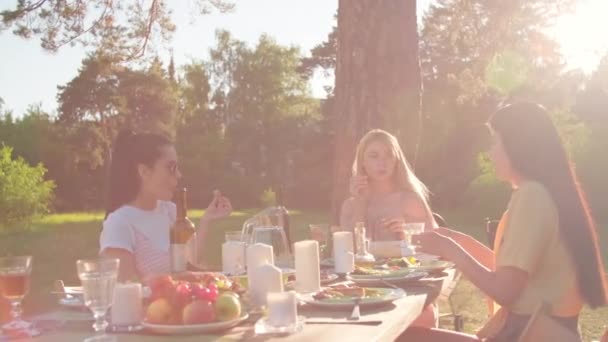 Grupo Tres Amigas Vestidas Con Ropa Casual Elegante Cenando Aire — Vídeo de stock