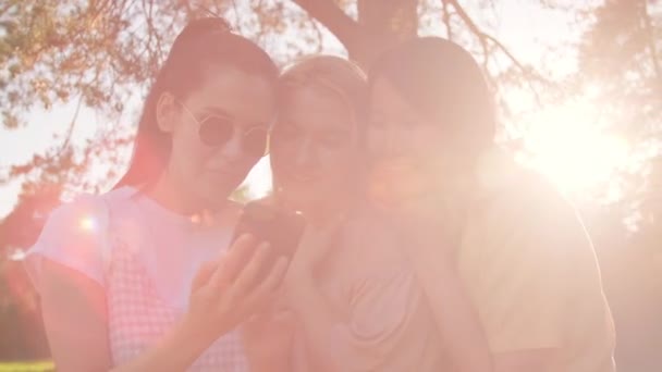Grupo Três Mulheres Jovens Passar Tempo Juntas Livre Olhando Para — Vídeo de Stock