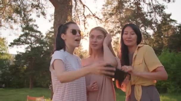 Група Трьох Привабливих Молодих Жінок Стильному Повсякденному Одязі Стоїть Парку — стокове відео