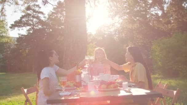 Groep Van Drie Jonge Vrouwen Dragen Stijlvolle Casual Kleding Dineren — Stockvideo