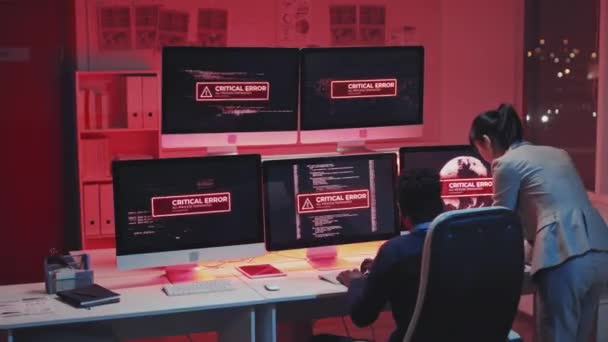 Vue Arrière Deux Jeunes Spécialistes Cybersécurité Qui Corrigent Une Erreur — Video