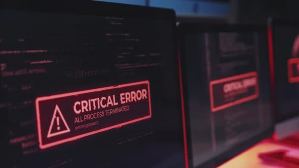 Ofisteki Bilgisayar Ekranında Kırmızı Işıkta Yanıp Sönen Kritik Bir Hata — Stok video