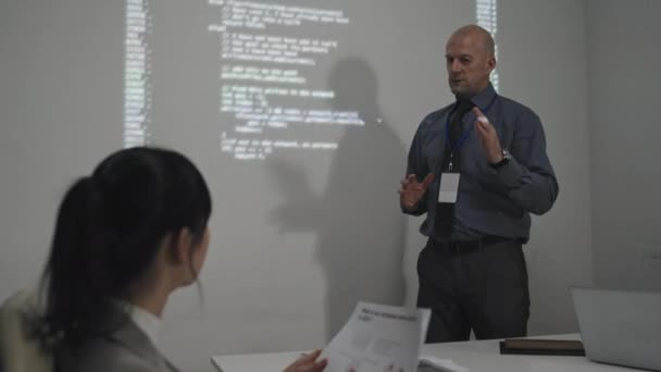 Μέτριο Μήκος Του Άνδρα Καυκάσιος Ανώτερος Προγραμματιστής Στέκεται Από Λευκό — Αρχείο Βίντεο