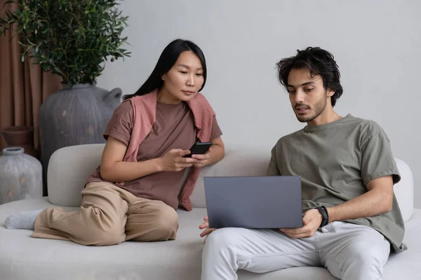 Két Fiatal Interracial Alkalmazottak Nézi Laptop Képernyőn Előadás Közben Miközben — Stock Fotó