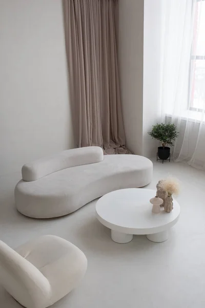 Parte da espaçosa e elegante sala de estar no apartamento contemporâneo — Fotografia de Stock