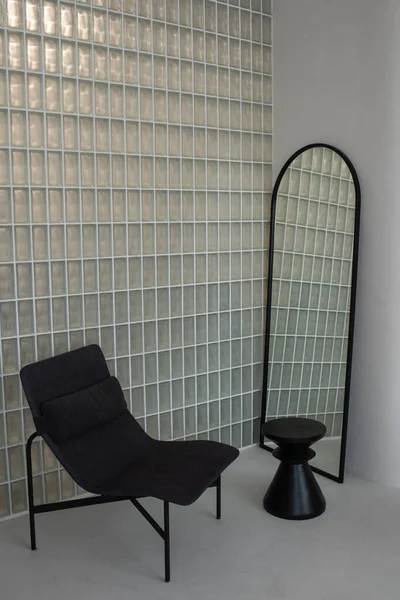 A szoba sarka kortárs apartman székkel, tükörrel és kis asztallal — Stock Fotó