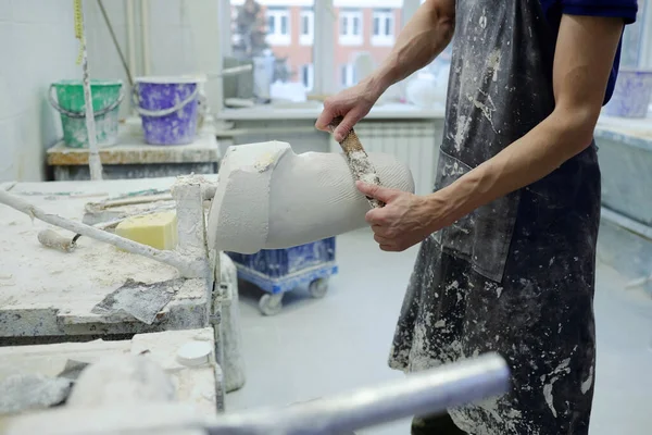Giovane lavoratore di protesi fabbrica lucidatura pezzo con utensile a mano — Foto Stock