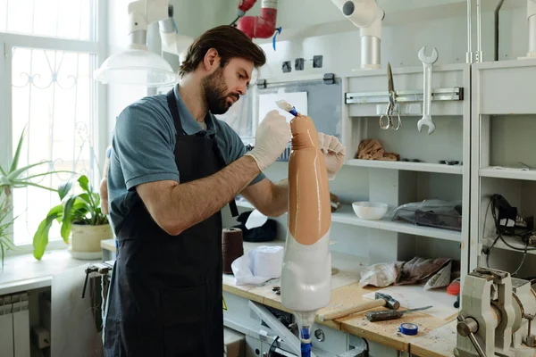 Trabalhador da fábrica protética colocando folha termoplástica em membro artificial — Fotografia de Stock
