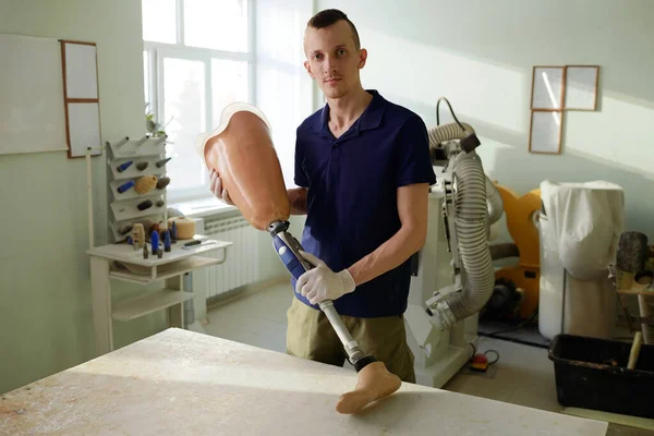 Młody specjalista od protez kończyn gotowych — Zdjęcie stockowe