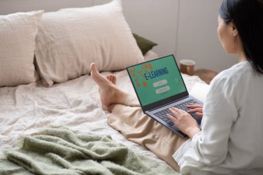 Çağdaş, gündelik giysili genç bayan online ders alacak.