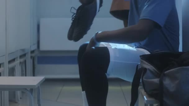 Vista Lateral Inclinando Para Cima Jovem Atleta Negro Sentado Perto — Vídeo de Stock