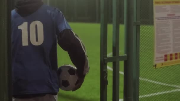 Suivi Arrière Athlète Masculin Portant Uniforme Tenant Ballon Football Entrant — Video