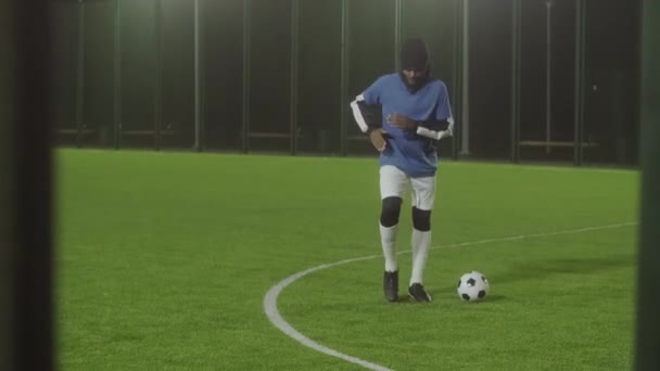 Long Shot Jeune Athlète Afro Américain Portant Uniforme Échauffement Sur — Video