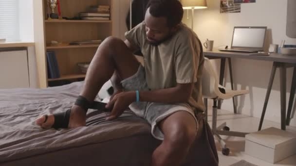 Orta Boylu Sakallı Afrikalı Amerikalı Bir Adam Evde Yatakta Oturuyor — Stok video