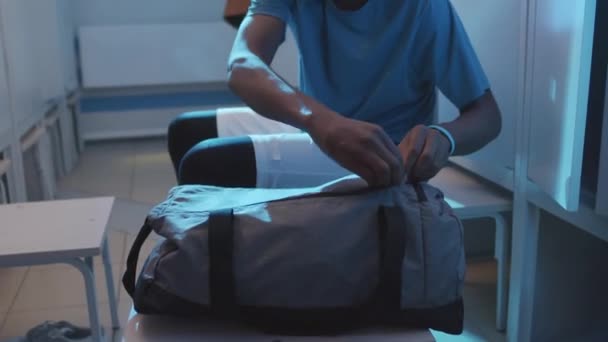 Boční Pohled Mladého Černocha Který Sedí Šatně Vybaluje Oblečení Podprsenky — Stock video
