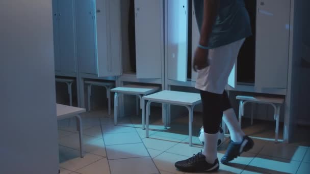 Zamknięty Młody Afroamerykanin Męski Piłkarz Rannym Kolanem Siedzący Garderobie — Wideo stockowe