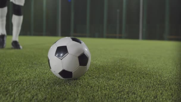 Baixa Seção Atleta Recortado Vestindo Chuteiras Chutando Bola Futebol Grama — Vídeo de Stock