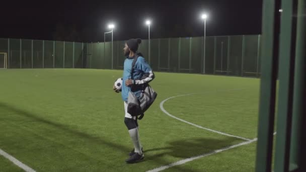 Futbol Topu Spor Çantası Tutan Genç Afrikalı Erkek Sporcu Antrenmandan — Stok video