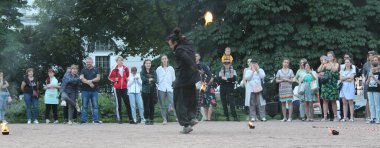 Ücretsiz sokak etkinliği yangın yiyici sokak sanatçısı. 