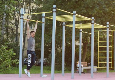 Çocuk spor yapıyor açık hava spor sahasında..