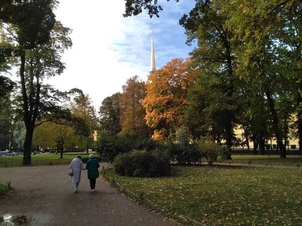 Άνθρωποι Περπατούν Στο Πάρκο Της Πόλης — Φωτογραφία Αρχείου