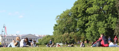 İnsanlar Sankt Petersburg Rusya 'daki bir parkta güneşli bir günün tadını çıkarıyorlar..
