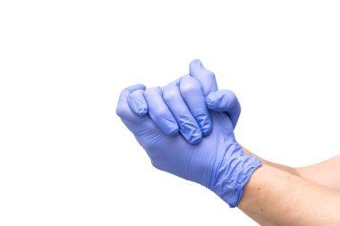 Lateks eldivenlerdeki eller zaferi ya da beyaz arka planda izole edilmiş başarı sembolünü simgeliyor. Hastalığın üstesinden gel. İlaçlar. Jest yap. Vücut parçası. Dilsiz dil. İyi bir sonuç. Temizleme ucu.