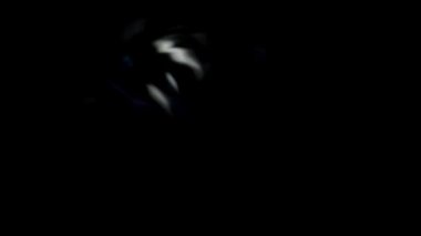 Kurutma makinesi çalışıyor. Renkli çamaşırların yakın plan kurutma döngüsü. Davul sesi. Gece modu. Arka ışıklandırma. Temiz, kuru giysiler. Teknik ilerleme. Renkli noktaların soyut hareketi. Dön. Çamaşırhane.