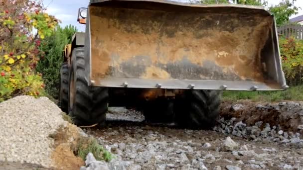 Buldozer Tractor Conduce Foarte Aproape Încărcător Frontal Folosind Găleată Construcţie — Videoclip de stoc