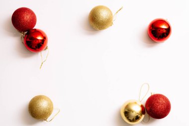 Beyaz arka planda izole edilmiş Noel ağacı oyuncakları. Uzayı kopyala Altın ve kırmızı parlak toplardan oluşan yeni yıl aralığı. Tatil afişi. Moda tarzı. Yakın plan. Kartvizit. Tebrik sertifikası tasarımı.