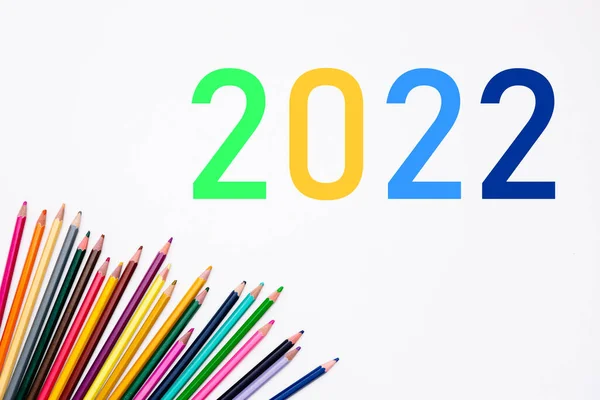 2022 Rok Szkolny Kupą Kolorowych Ołówków Izolowanych Białym Tle Sztandar — Zdjęcie stockowe