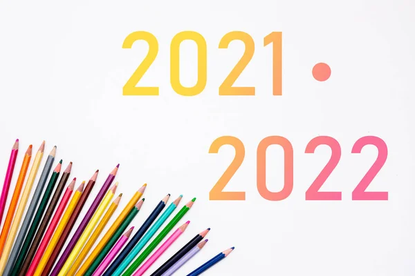 2021 2022 Rok Szkolny Kupą Kolorowych Ołówków Izolowanych Białym Tle — Zdjęcie stockowe