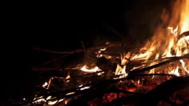 Siyah arka planda büyük, güzel bir şenlik ateşi. Gerçek alevler. Yanıyorum. Ateşlendi. Gece kamp ateşi. Turuncu renk. Doğa manzarası. Açık hava eğlencesi. Sonbahar bahçe temizliği. Ateşli. Yan görünümü kapat.