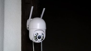 Antenli beyaz CCTV kamerası hareket eden nesneleri kaydediyor. Özel mülk güvenlik sistemi. Dışarıdaki güvenlik kameraları. Görüntü. Uzayı kopyala Web kamerası. Sokak kontrolü. Mesafe nöbeti. Akıllı.