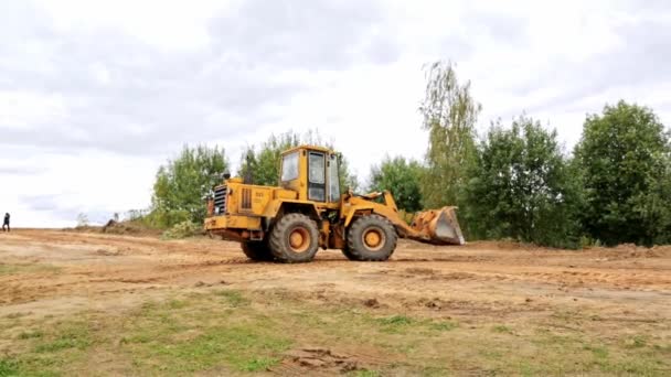 Bielorrusia Minsk Octubre 2021 Tractor Bulldozer Clearing Ground Grandes Excavadoras — Vídeo de stock