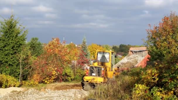 Vitryssland Minsk Oktober 2021 Traktorgrävare Kör Extrimt Närbild Främre Lastare — Stockvideo