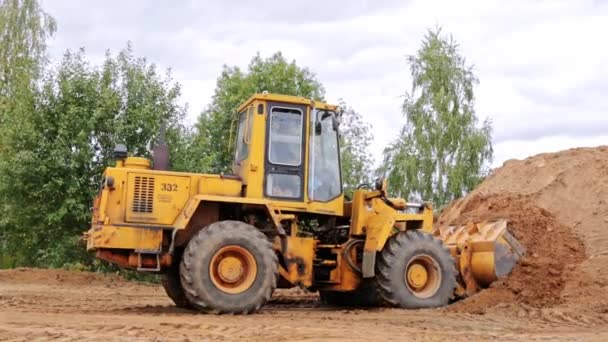 Bielorrusia Minsk Octubre 2021 Tractor Bulldozer Clearing Ground Grandes Excavadoras — Vídeo de stock